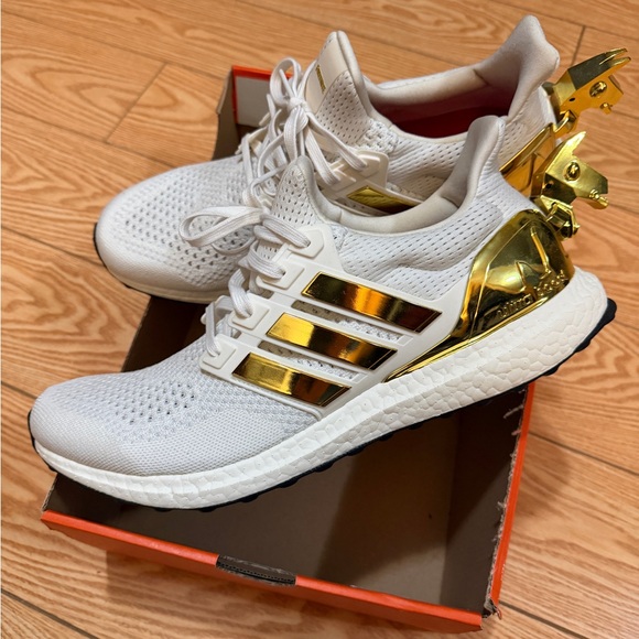 Adidas Men's White and Gold Athletic Shoes
